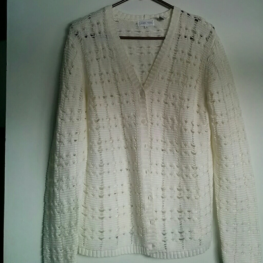 Vintage eyelet sweater.🌻